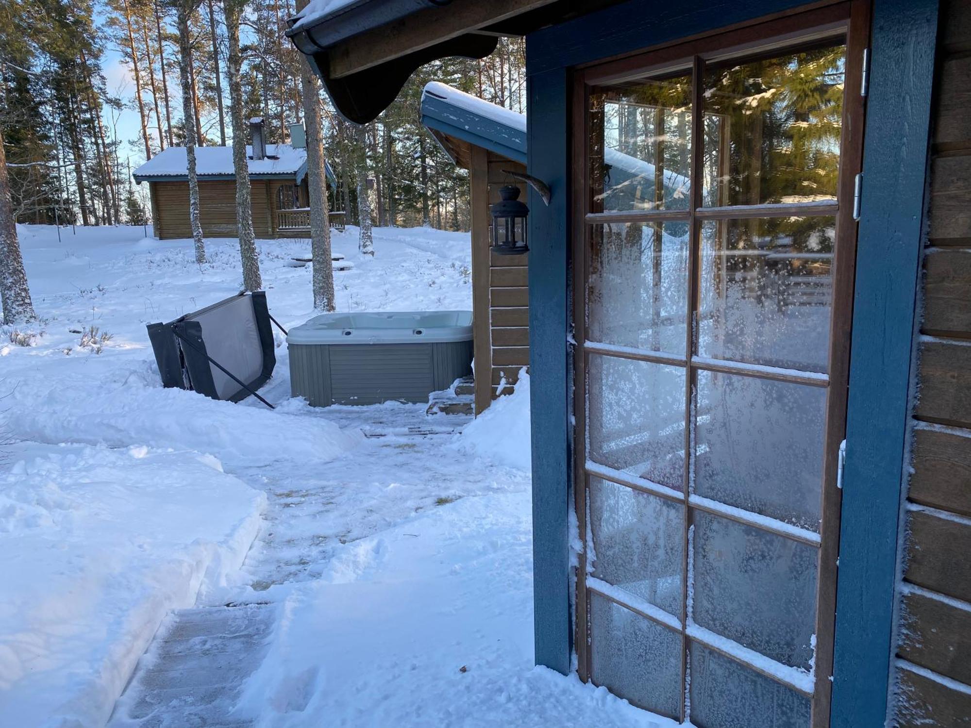 Timrad Stuga I Kanten Av Skogen Med Spa Moejlighet Mullsjö Exteriér fotografie