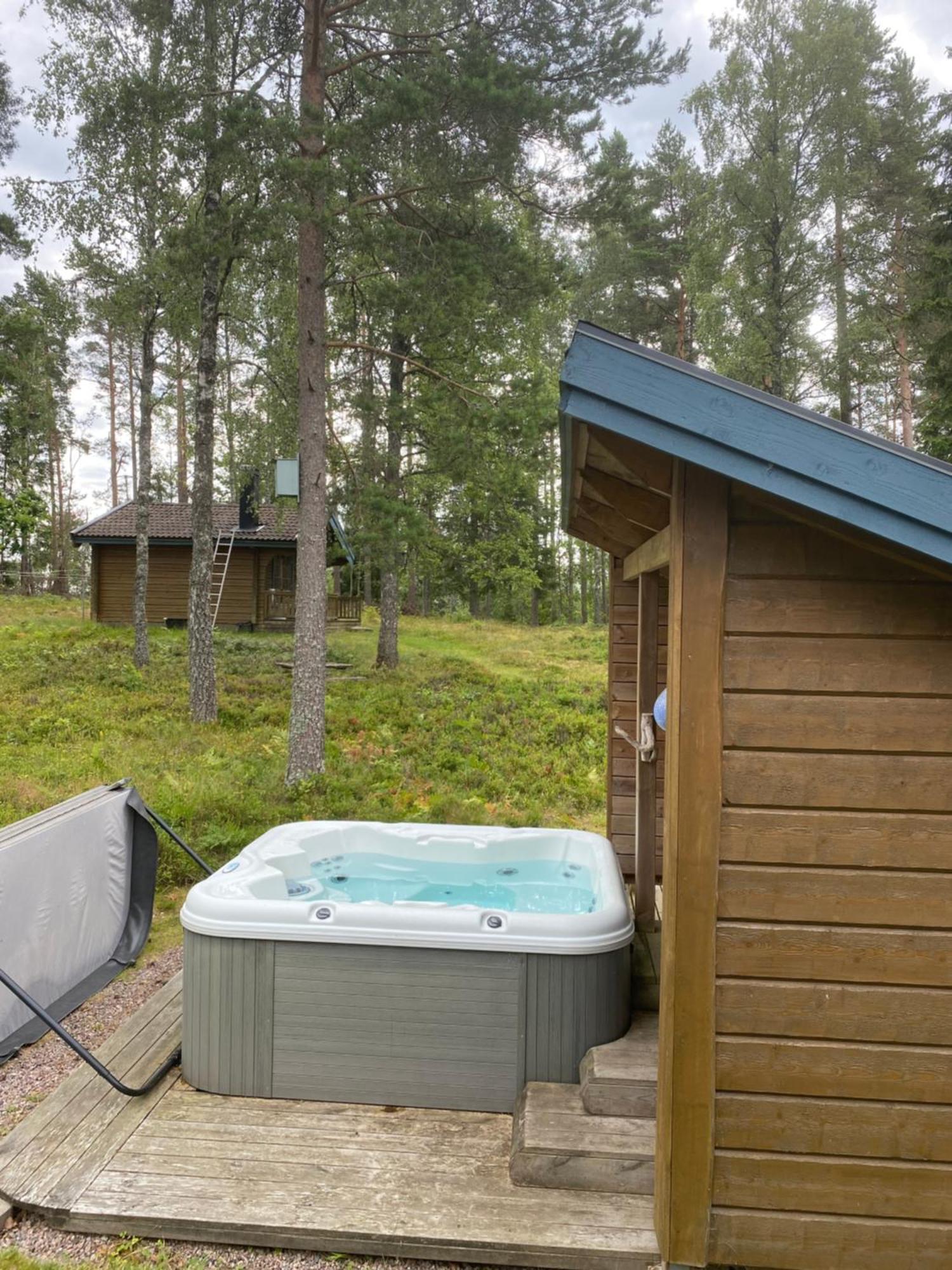 Timrad Stuga I Kanten Av Skogen Med Spa Moejlighet Mullsjö Exteriér fotografie