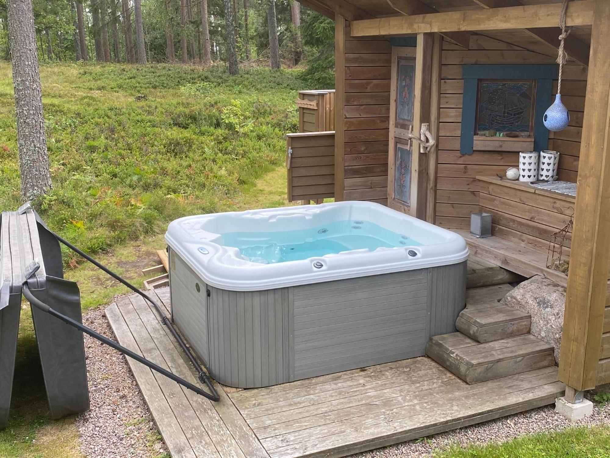 Timrad Stuga I Kanten Av Skogen Med Spa Moejlighet Mullsjö Exteriér fotografie