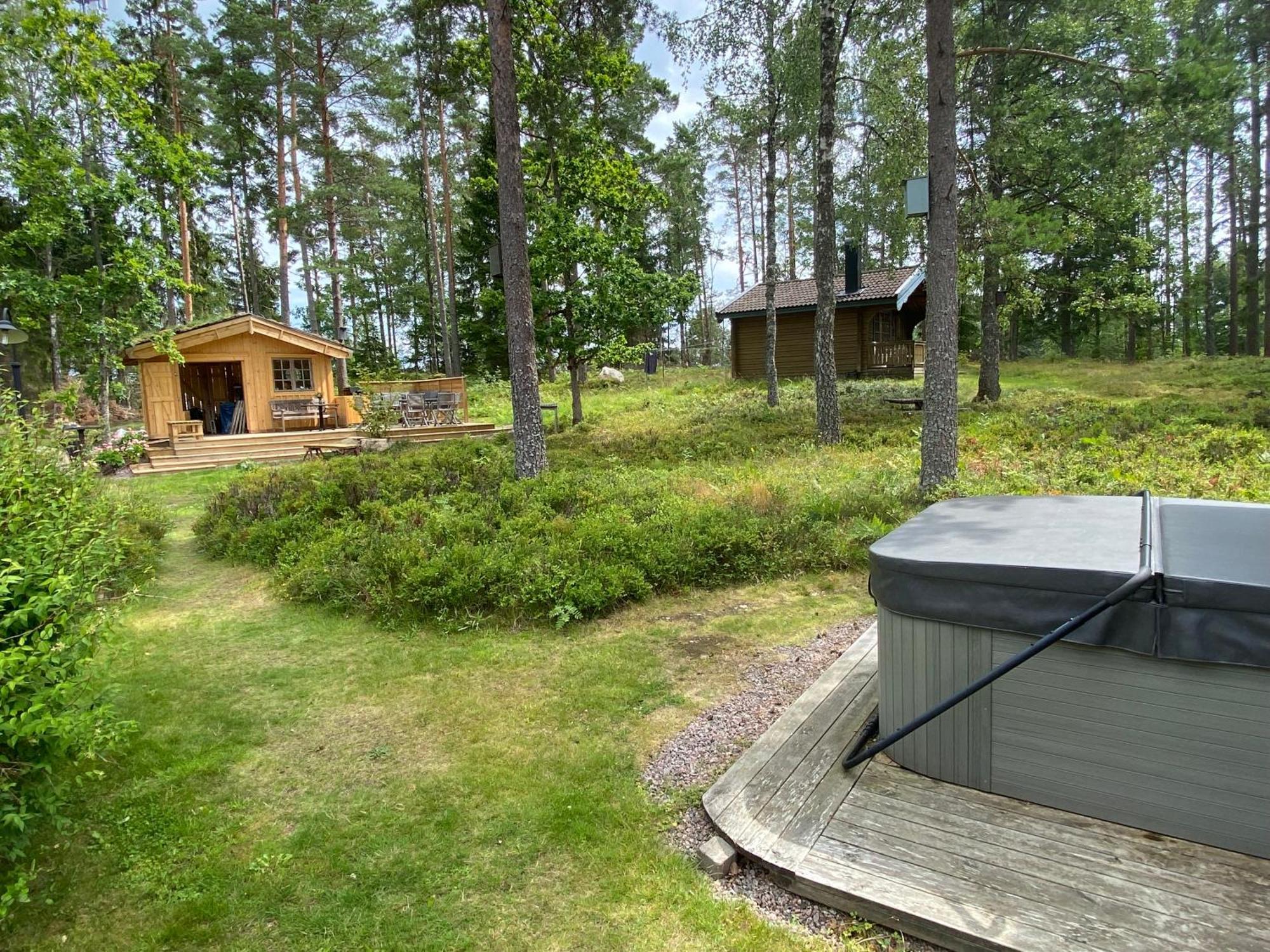 Timrad Stuga I Kanten Av Skogen Med Spa Moejlighet Mullsjö Exteriér fotografie