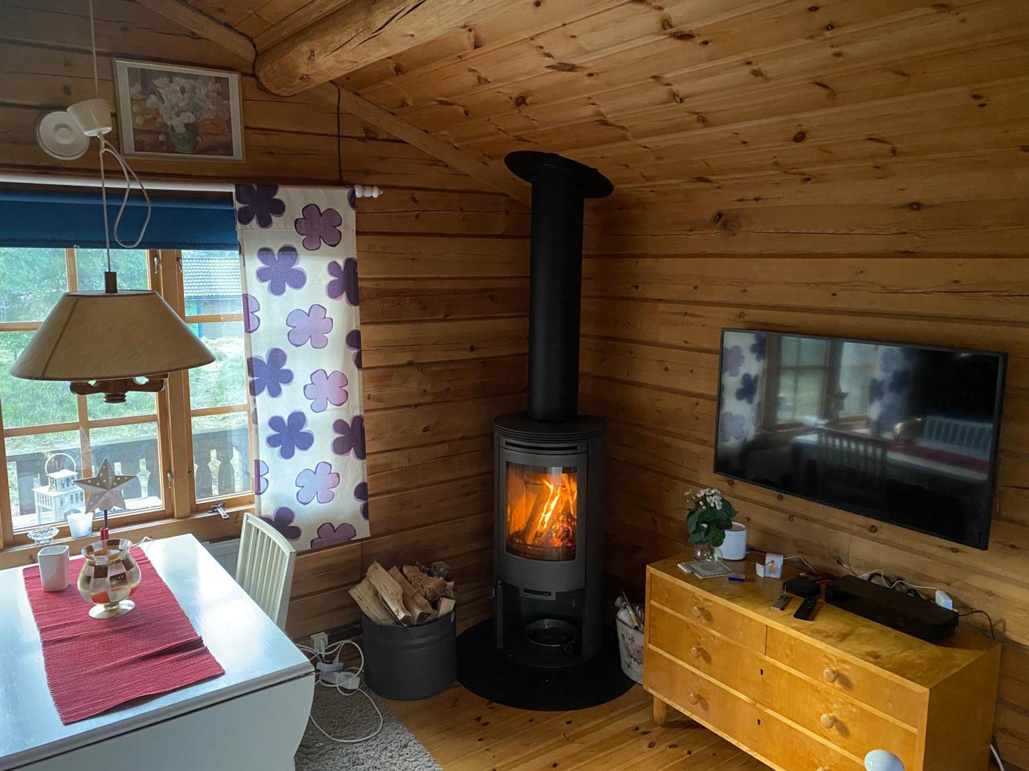 Timrad Stuga I Kanten Av Skogen Med Spa Moejlighet Mullsjö Exteriér fotografie
